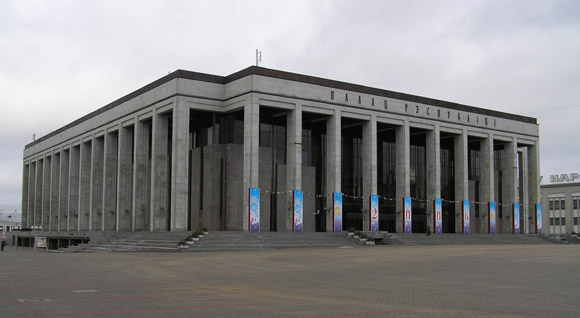 Republikens palats mitt i Minsk. December 2005