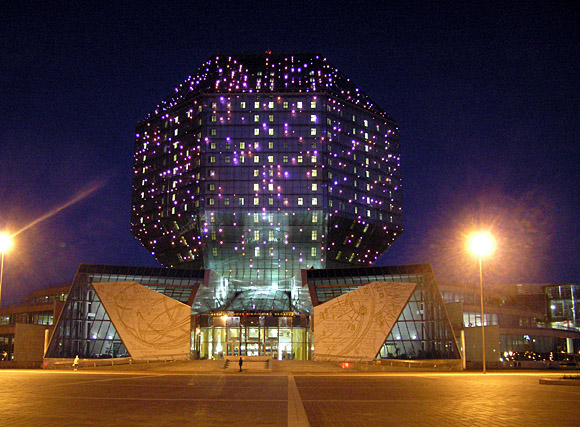 Vitryska nationella biblioteket i Minsk. April 2007